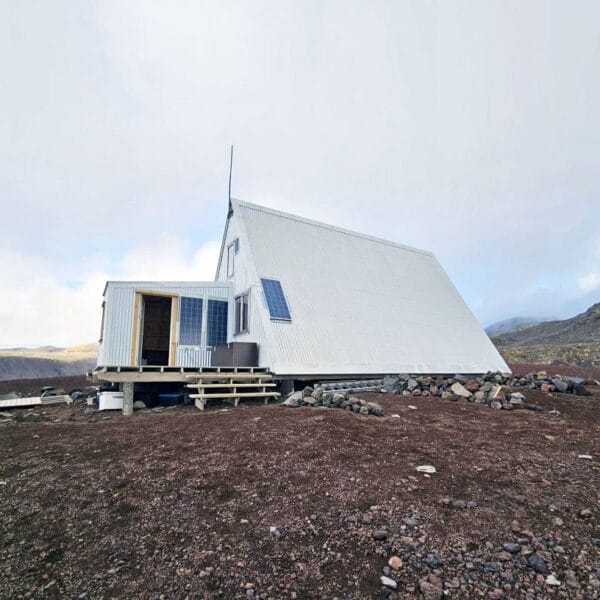 Fimmvörðuháls, Baldvinsskáli / Skáli